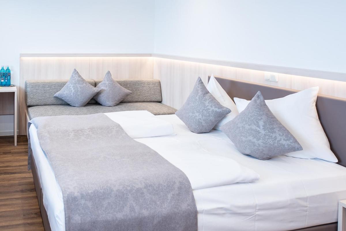 Hotel-Gasthof Weisses Ross Schwaig bei Nürnberg Exteriör bild
